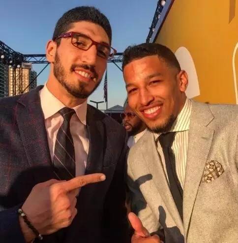 谈勇士追梦为何沮丧，美记分析：他必须每晚硬扛中锋...（美媒解析勇士追梦郁闷之因：每晚都要硬扛中锋）