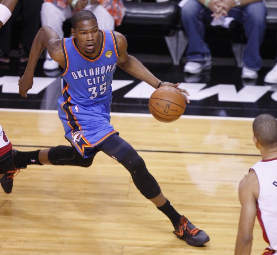 中国足协新规影响中超亚冠竞争，女足面临资金压力，外援政策收紧，挑战加剧。（足协新政波及中超亚冠竞争，女足资金承压，外援趋严，挑战升级）