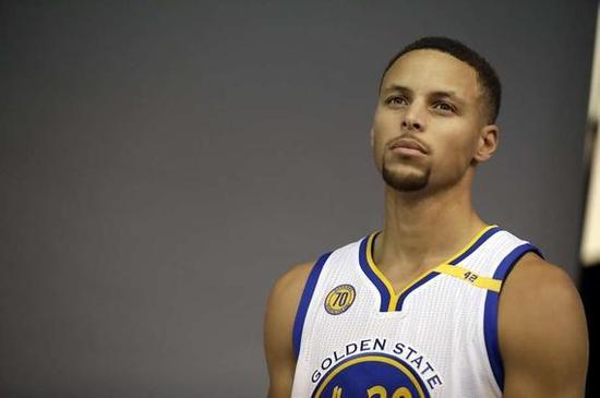 上海狂轰69分，怀特塞德8分半送4次封盖，上海大比分领先（上海火力全开轰下69分，怀特塞德8分半送4帽，上海早早拉开大比分领先）