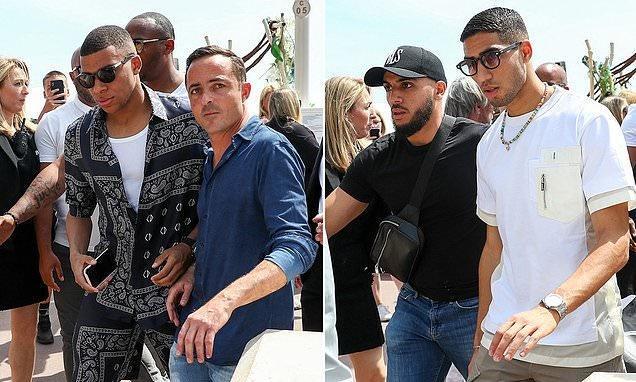 齐达内与蒯纪闻共同现身上海交大出席活动，现场教学马赛回旋（齐达内携蒯纪闻亮相上海交大活动，现场示范马赛回旋）