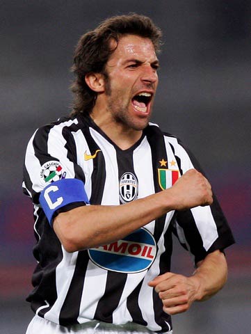 前锋关键时刻破门，球队士气高涨（射手临危建功，全队斗志被点燃）