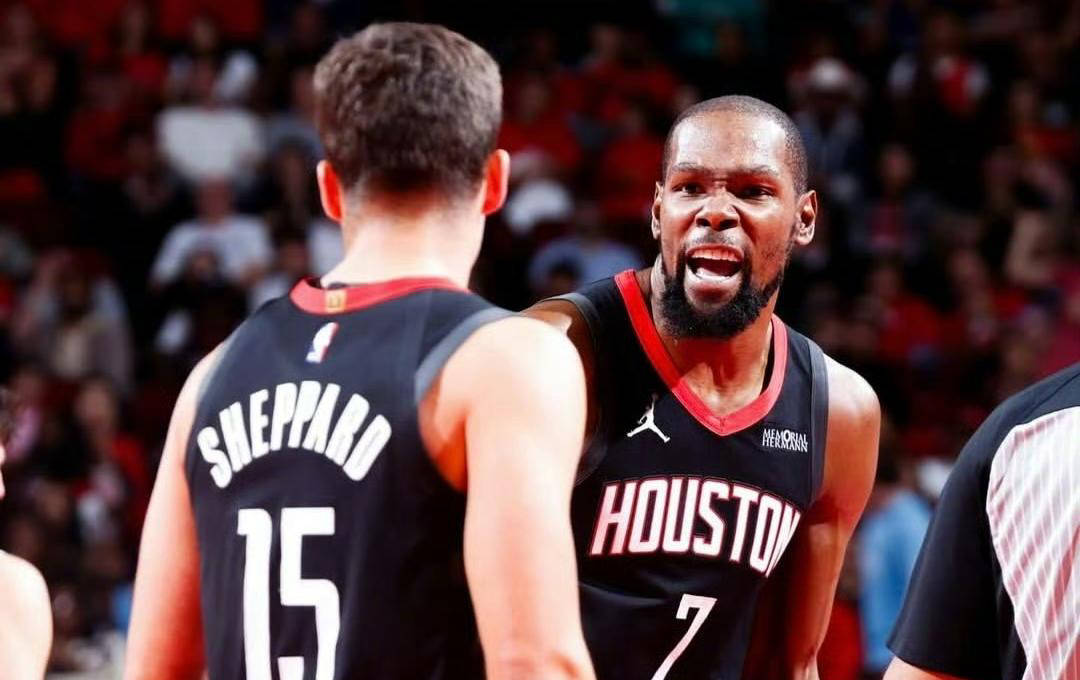 荷甲半场：费尔曼、佩皮建功，埃因霍温暂2-0福伦丹（荷甲半场战报：费尔曼佩皮相继破门，埃因霍温暂2-0领先福伦丹）