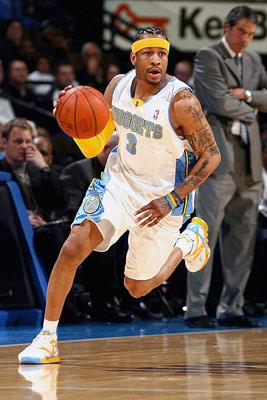 篮球赛场风云突变，三分球盛宴闪耀全场（篮球赛场风云变幻，三分狂潮席卷全场）