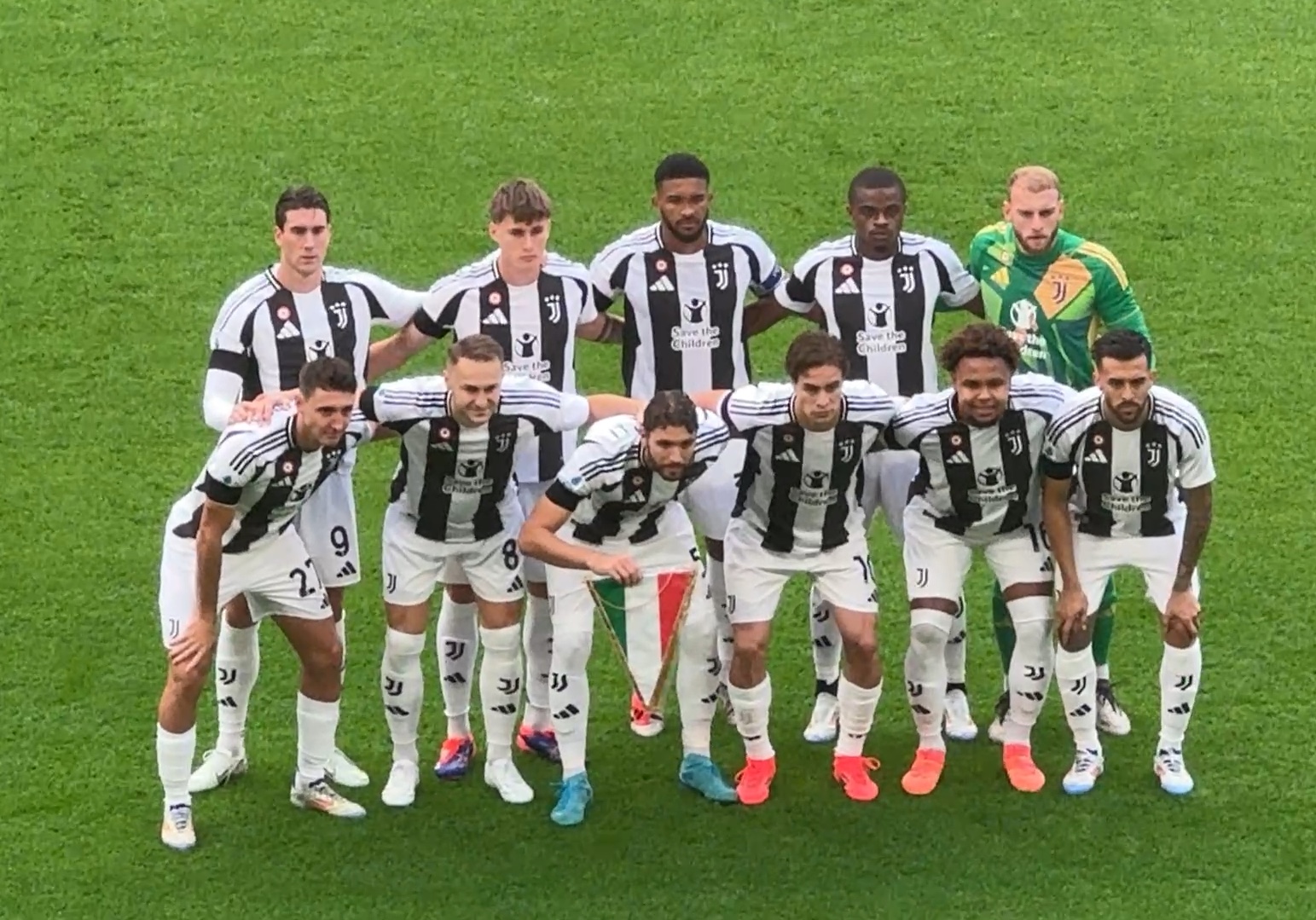 足球世界杯举办地更新交通方案，为球迷让路（足球世界杯主办地调整交通方案，优先保障球迷出行）