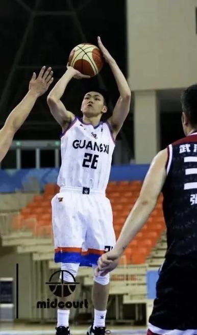 西甲半场：阿尔马达造险，拉波尔特伤退，毕尔巴鄂0-0马竞（西甲半场战况：阿尔马达屡造杀机，拉波尔特伤退，毕尔巴鄂暂0-0马竞）