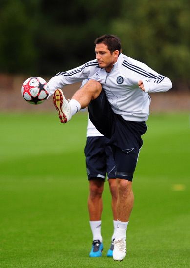 詹姆斯关键时刻连拿10分创赛季新高，头戴皇冠引球迷欢呼模仿（詹姆斯关键时刻连得10分刷新赛季新高，戴皇冠庆祝引爆球迷欢呼模仿）