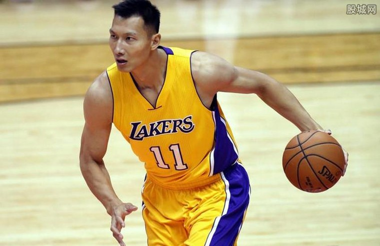 雷迪克：斯玛特是每日观察状态，希望能出战NBA杯1／4决赛（雷迪克：斯玛特目前处于每日评估状态，有望出战NBA杯四分之一决赛）