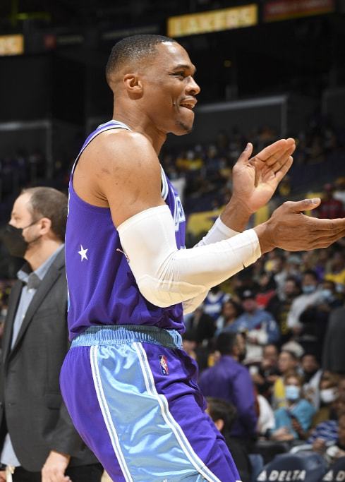 广东男篮防守稳固力克上海（稳固防守助广东男篮击败上海）