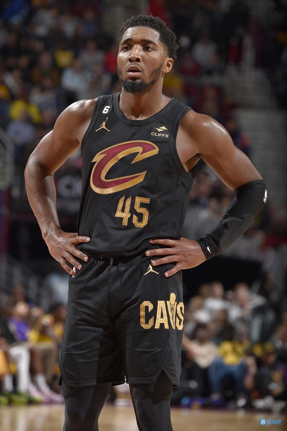 或缺席2个月！皇马官方：阿诺德左侧股四头肌直肌拉伤（皇马官宣：阿诺德左侧股四头肌直肌拉伤，或缺阵两个月）