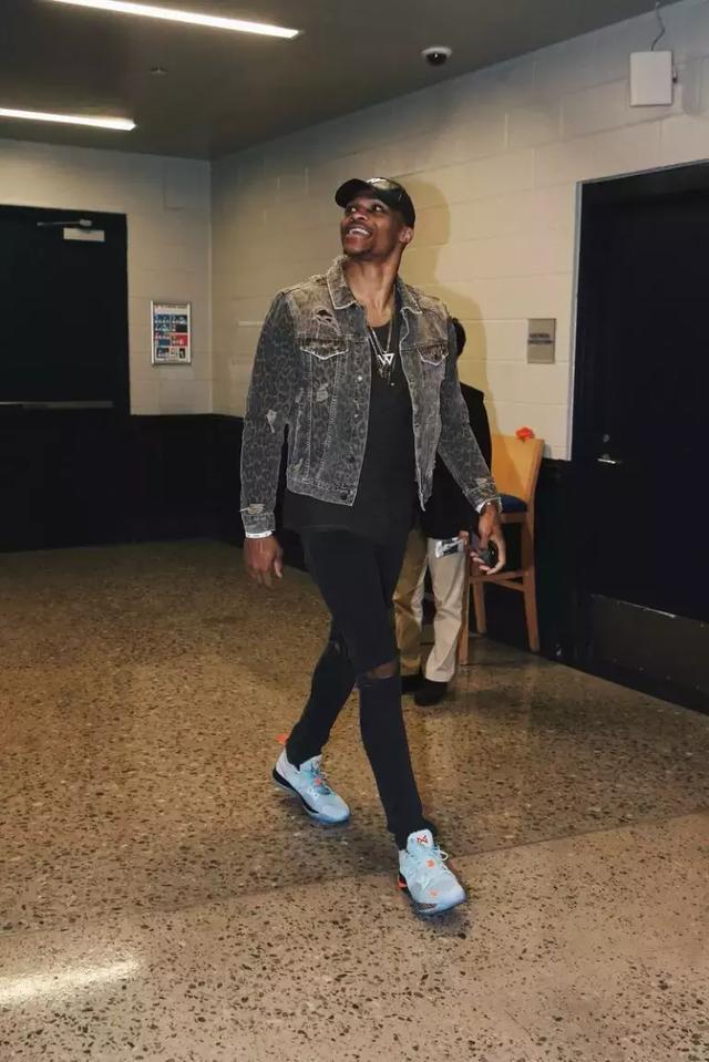 卢：赛季初我们很棒 但你失去比尔&小卡&琼斯等人时就会变得艰难（卢直言：开季表现出色，但比尔、小卡、琼斯等缺阵让局面艰难）