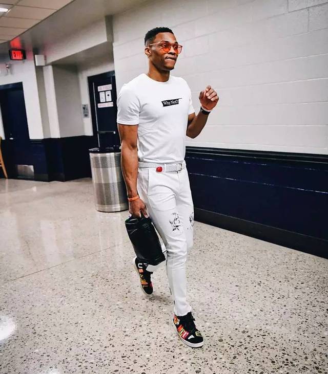 勇士力克独行侠全场集锦 库里23分迎里程碑 弗拉格27+6+5（勇士战胜独行侠全场集锦：库里23分达成里程碑，弗拉格27+6+5）