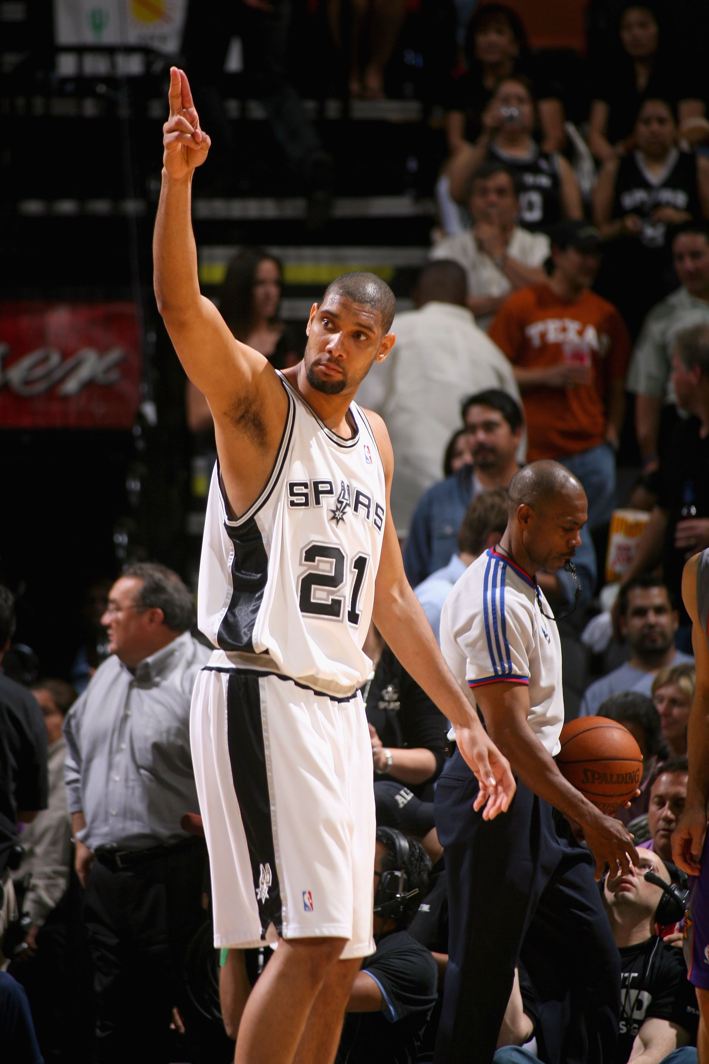 庆祝波兰独立日，莱万将纽约帝国大厦点亮为白红色（莱万为庆祝波兰独立日点亮纽约帝国大厦白红灯光）