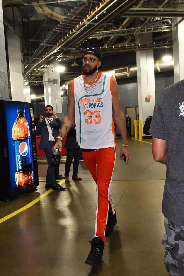 一贝蒂斯球迷袭击了一巴萨球迷，部分球迷甚至高喊“你真棒”（一名贝蒂斯球迷袭击巴萨球迷，现场有人起哄高喊“你真棒”）