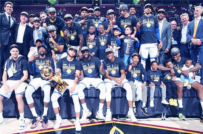 米堡官方：允许主帅爱德华兹与狼队谈判，已与后者达成协议条款（米堡官宣：主帅爱德华兹获准与狼队谈判，双方已就条款达成一致）