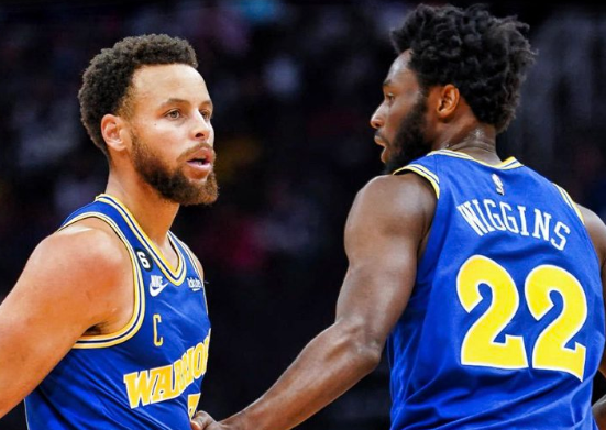 愿无大碍！恩比德膝盖与曼恩相撞，一瘸一拐返回更衣室（愿无恙！恩比德膝盖与曼恩碰撞后跛行离场回更衣室）