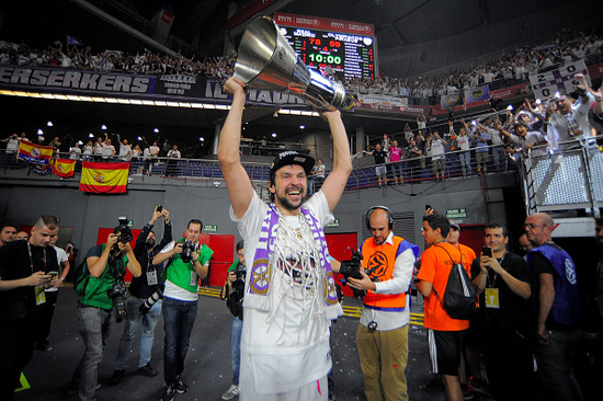 意甲知名评论员：迈尼昂不是耍脾气不续约，他只想看到米兰管理层的诚意！（意甲名嘴：迈尼昂拒续约非耍性子，只求米兰管理层拿出诚意）