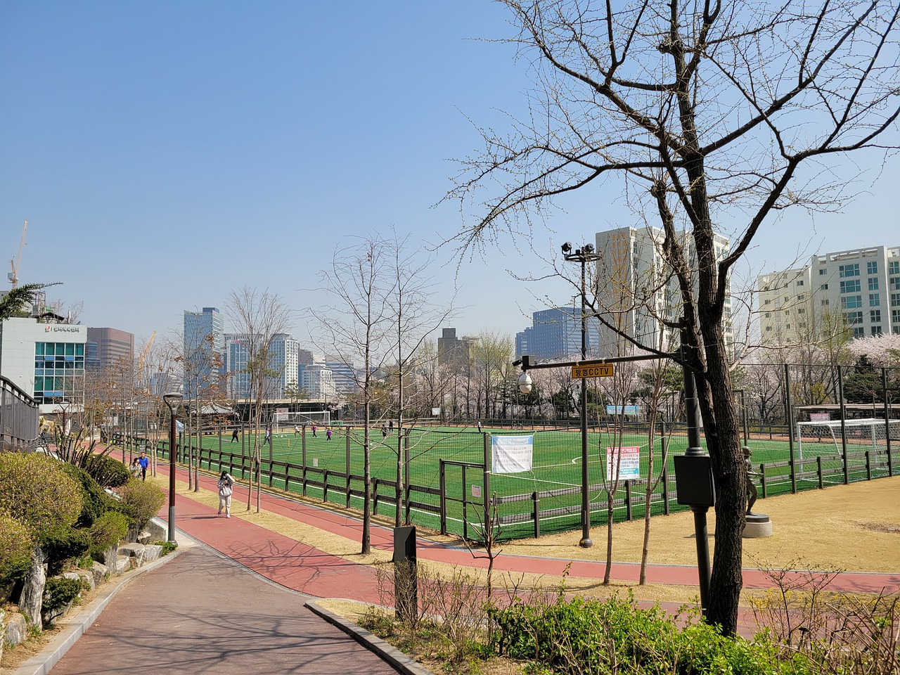 更暗示着